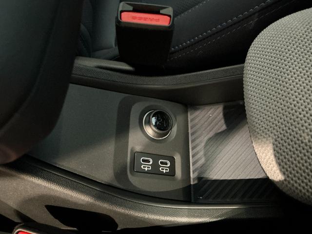 MINI クーパーS フェイバリット・トリム 弊社レンタUP 認定中古車 禁煙車両 Favouredトリム ステアリングホイールヒーター シートヒーター LEDヘッド ナノクホワイト/ブラックルーフ 17インチAW 純正ナビ ACC Mパッケージ(31枚目)