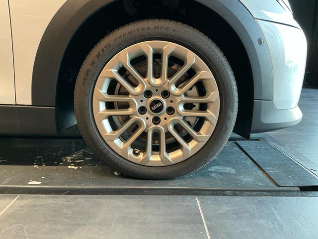 MINI クーパーS フェイバリット・トリム 弊社レンタUP 認定中古車 禁煙車両 Favouredトリム ステアリングホイールヒーター シートヒーター LEDヘッド ナノクホワイト/ブラックルーフ 17インチAW 純正ナビ ACC Mパッケージ(53枚目)