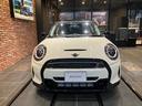 ＭＩＮＩ クーパーＳプレミアムプラスパックエッセンシャルトリム　弊社買取車　禁煙車　アップルカープレイ　ブラックルーフ　ミラー内蔵型ＥＴＣ２．０　ＰＲＥＭＩＵＭプラスＬＩＮＥペッパーホワイト　バックカメラ　クルーズコントロール　シートヒーター１７インチ黒ホイール（2枚目）