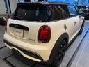 ＭＩＮＩ クーパーＳプレミアムプラスパックエッセンシャルトリム　弊社買取車　禁煙車　アップルカープレイ　ブラックルーフ　ミラー内蔵型ＥＴＣ２．０　ＰＲＥＭＩＵＭプラスＬＩＮＥペッパーホワイト　バックカメラ　クルーズコントロール　シートヒーター１７インチ黒ホイール（6枚目）