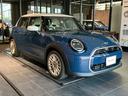 MINI クーパーC フェイバリット・トリム 弊社レンタUP 認定中古車 禁煙車両 Favouredトリム ステアリングホイールヒーター シートヒーター LEDヘッド インディゴサンセットブルー/ホワイトルーフ 17インチアルミ 純正ナビ ACC(4枚目)