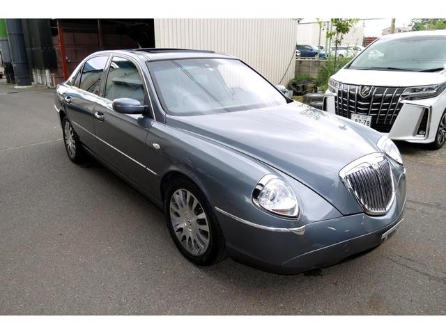 テージス 2.4 20V ディーゼルターボ 電動グラスサンルーフ オルタネーター新品 JTD 100thアニバーサリー ポルトローナフラウ製レザーパワーシート 純正18AW 日本語取扱説明書 キーレス機能付き鍵2個有 BOSE(8枚目)