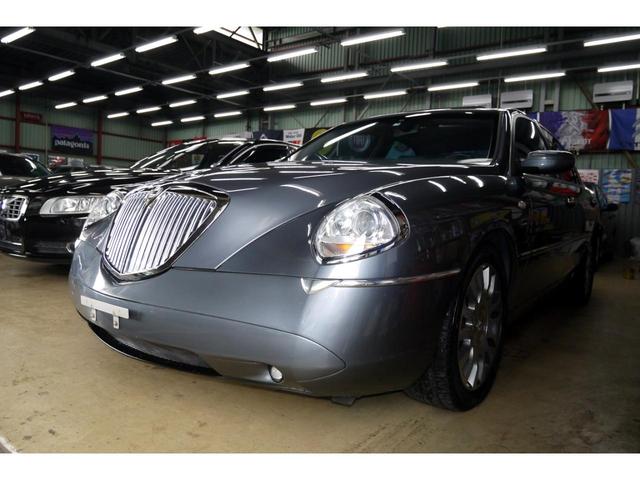 テージス 2.4 20V ディーゼルターボ 電動グラスサンルーフ オルタネーター新品 JTD 100thアニバーサリー ポルトローナフラウ製レザーパワーシート 純正18AW 日本語取扱説明書 キーレス機能付き鍵2個有 BOSE(9枚目)