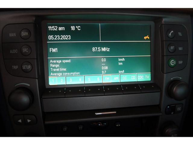 テージス 2.4 20V ディーゼルターボ 電動グラスサンルーフ オルタネーター新品 JTD 100thアニバーサリー ポルトローナフラウ製レザーパワーシート 純正18AW 日本語取扱説明書 キーレス機能付き鍵2個有 BOSE(12枚目)