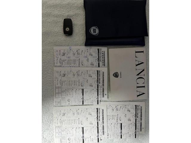 テージス 2.4 20V ディーゼルターボ 電動グラスサンルーフ オルタネーター新品 JTD 100thアニバーサリー ポルトローナフラウ製レザーパワーシート 純正18AW 日本語取扱説明書 キーレス機能付き鍵2個有 BOSE(21枚目)