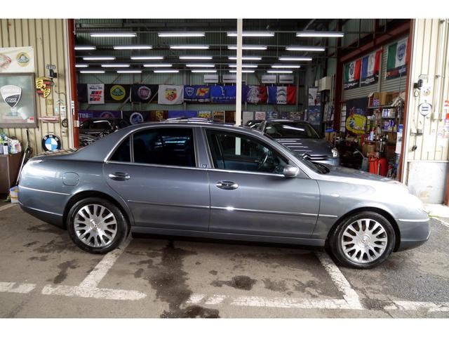 テージス 2.4 20V ディーゼルターボ 電動グラスサンルーフ オルタネーター新品 JTD 100thアニバーサリー ポルトローナフラウ製レザーパワーシート 純正18AW 日本語取扱説明書 キーレス機能付き鍵2個有 BOSE(30枚目)