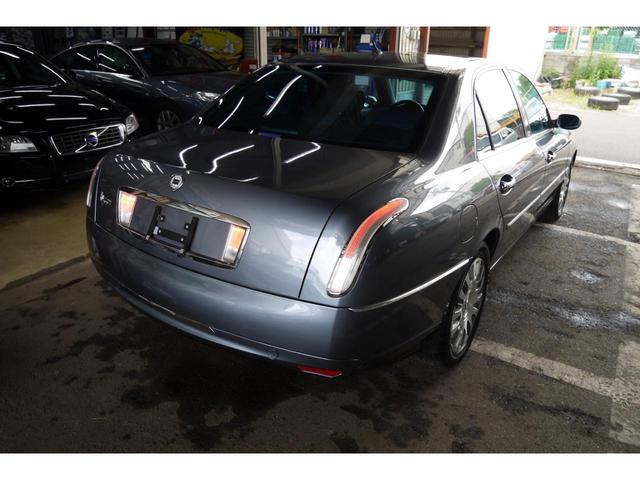 テージス 2.4 20V ディーゼルターボ 電動グラスサンルーフ オルタネーター新品 JTD 100thアニバーサリー ポルトローナフラウ製レザーパワーシート 純正18AW 日本語取扱説明書 キーレス機能付き鍵2個有 BOSE(32枚目)