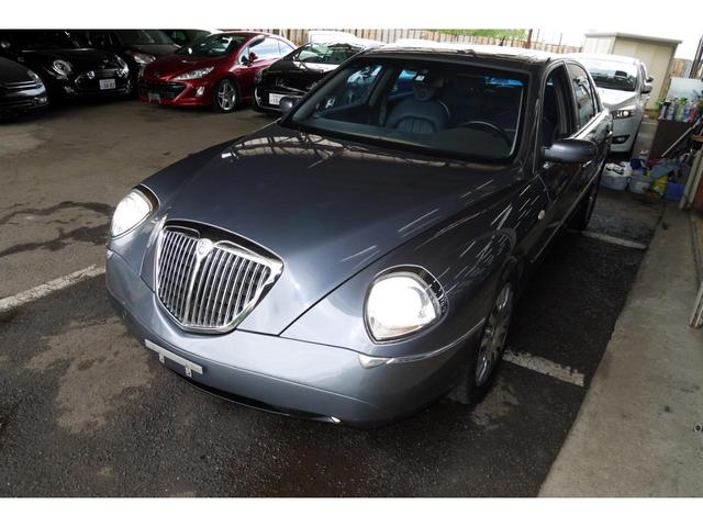 テージス 2.4 20V ディーゼルターボ 電動グラスサンルーフ オルタネーター新品 JTD 100thアニバーサリー ポルトローナフラウ製レザーパワーシート 純正18AW 日本語取扱説明書 キーレス機能付き鍵2個有 BOSE(36枚目)