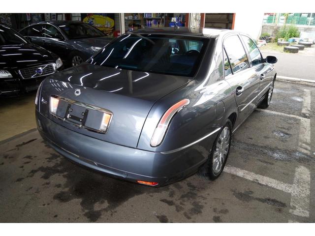 テージス 2.4 20V ディーゼルターボ 電動グラスサンルーフ オルタネーター新品 JTD 100thアニバーサリー ポルトローナフラウ製レザーパワーシート 純正18AW 日本語取扱説明書 キーレス機能付き鍵2個有 BOSE(46枚目)