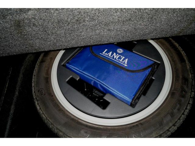 テージス 2.4 20V ディーゼルターボ 電動グラスサンルーフ オルタネーター新品 JTD 100thアニバーサリー ポルトローナフラウ製レザーパワーシート 純正18AW 日本語取扱説明書 キーレス機能付き鍵2個有 BOSE(50枚目)