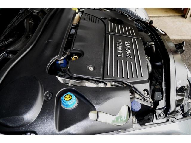 テージス 2.4 20V ディーゼルターボ 電動グラスサンルーフ オルタネーター新品 JTD 100thアニバーサリー ポルトローナフラウ製レザーパワーシート 純正18AW 日本語取扱説明書 キーレス機能付き鍵2個有 BOSE(52枚目)