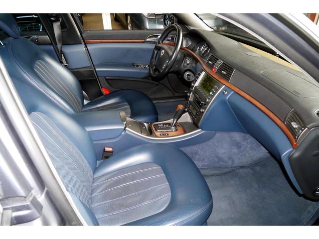 テージス 2.4 20V ディーゼルターボ 電動グラスサンルーフ オルタネーター新品 JTD 100thアニバーサリー ポルトローナフラウ製レザーパワーシート 純正18AW 日本語取扱説明書 キーレス機能付き鍵2個有 BOSE(65枚目)