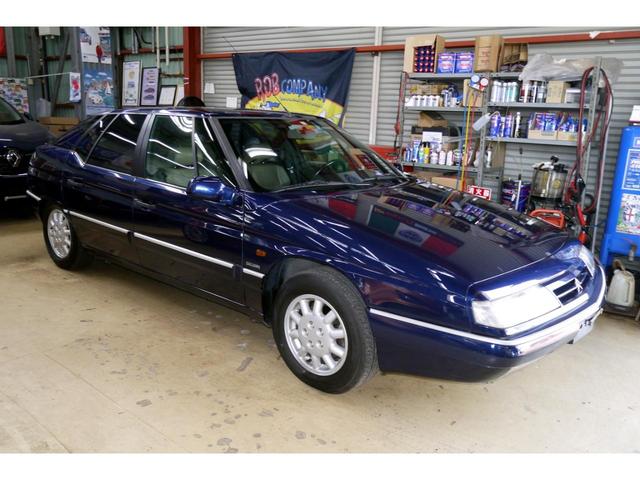 XM XMエクスクルーシブ ワンオーナー 禁煙車 左ハンドル セルフセンタリング 電動スライディンググラスルーフ 本革パワーシート 電動アームレスト 整備記録簿有 フルオリジナル インナーガラスハッチ ベトトーネデザイン(8枚目)