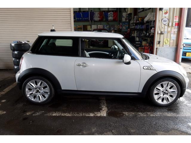 ＭＩＮＩ ５０　カムデン　クーパー　特別限定車　１７ＡＷ　ナビ　６速ＡＴ　禁煙車（6枚目）