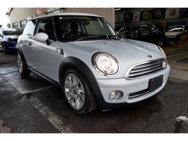 ＭＩＮＩ ５０　カムデン　クーパー　特別限定車　１７ＡＷ　ナビ　６速ＡＴ　禁煙車（8枚目）