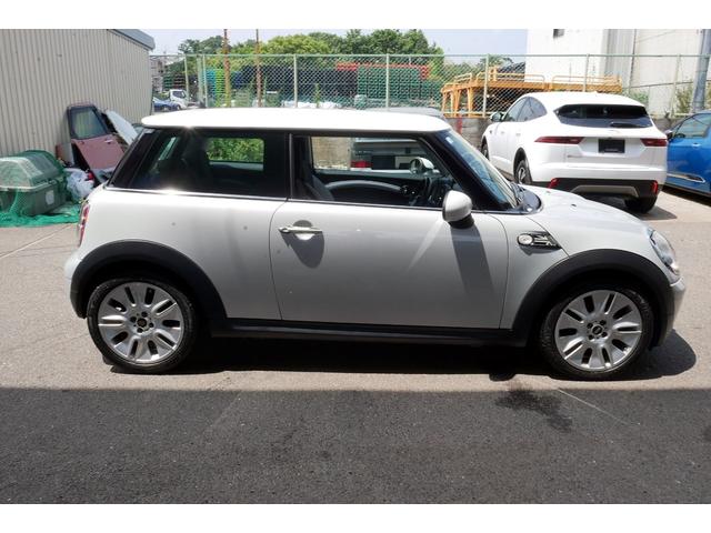 ＭＩＮＩ ５０　カムデン　クーパー　特別限定車　１７ＡＷ　ナビ　６速ＡＴ　禁煙車（68枚目）