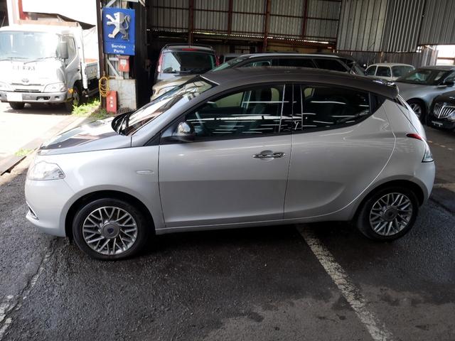 イプシロン ツインエアー　ターボ　Ｂカラー　ナビＴＶ　ＡＷ　キーレス　禁煙車（8枚目）