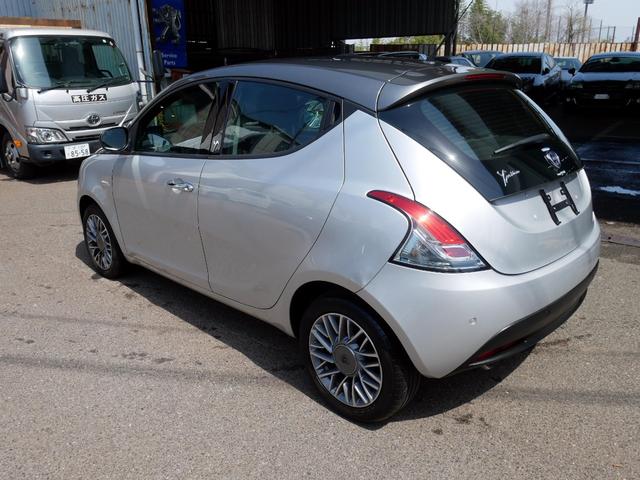 イプシロン ツインエアー　ターボ　Ｂカラー　ナビＴＶ　ＡＷ　キーレス　禁煙車（9枚目）