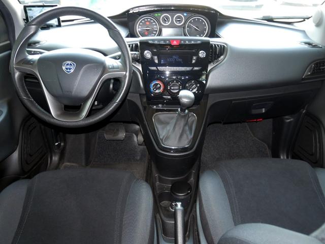 イプシロン ツインエアー　ターボ　Ｂカラー　ナビＴＶ　ＡＷ　キーレス　禁煙車（20枚目）