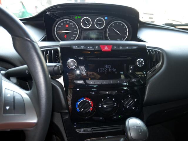 イプシロン ツインエアー　ターボ　Ｂカラー　ナビＴＶ　ＡＷ　キーレス　禁煙車（48枚目）