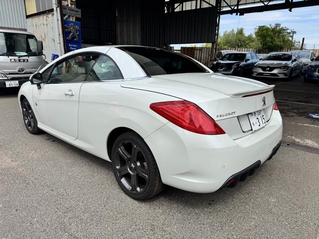 ３０８ ＣＣ　ローラン・ギャロス　特別限定車　１０００キロテスト走行済　ＲＧロゴ入り白本革パワーシート＆シートヒーター　ナビゲーションシステム　フルセグＴＶ　１８インチＡＷ　キーレス機能付き鍵２個有　ＥＴＣ　ドラレコ　禁煙車（6枚目）