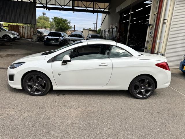 ３０８ ＣＣ　ローラン・ギャロス　特別限定車　１０００キロテスト走行済　ＲＧロゴ入り白本革パワーシート＆シートヒーター　ナビゲーションシステム　フルセグＴＶ　１８インチＡＷ　キーレス機能付き鍵２個有　ＥＴＣ　ドラレコ　禁煙車（7枚目）