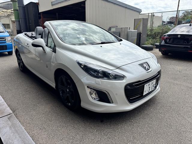 ３０８ ＣＣ　ローラン・ギャロス　特別限定車　１０００キロテスト走行済　ＲＧロゴ入り白本革パワーシート＆シートヒーター　ナビゲーションシステム　フルセグＴＶ　１８インチＡＷ　キーレス機能付き鍵２個有　ＥＴＣ　ドラレコ　禁煙車（9枚目）