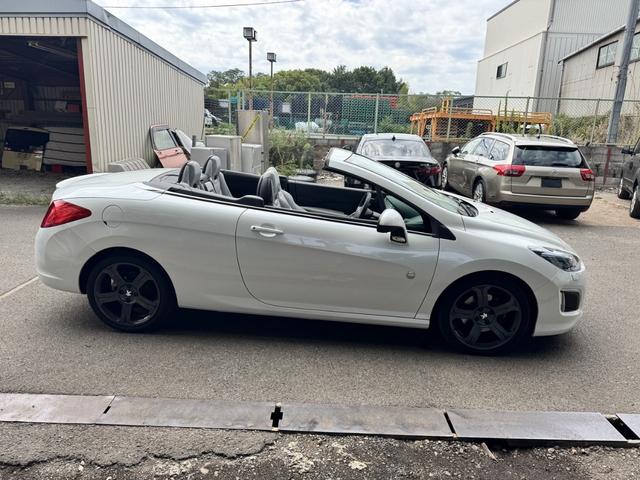 ３０８ ＣＣ　ローラン・ギャロス　特別限定車　１０００キロテスト走行済　ＲＧロゴ入り白本革パワーシート＆シートヒーター　ナビゲーションシステム　フルセグＴＶ　１８インチＡＷ　キーレス機能付き鍵２個有　ＥＴＣ　ドラレコ　禁煙車（10枚目）