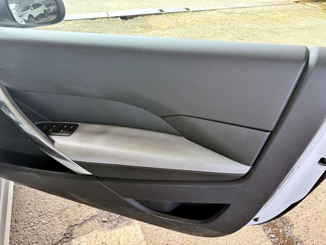 ３０８ ＣＣ　ローラン・ギャロス　特別限定車　１０００キロテスト走行済　ＲＧロゴ入り白本革パワーシート＆シートヒーター　ナビゲーションシステム　フルセグＴＶ　１８インチＡＷ　キーレス機能付き鍵２個有　ＥＴＣ　ドラレコ　禁煙車（47枚目）