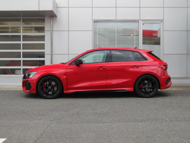 RS3スポーツバック ベースグレード ファインナッパレザー/RSデザインパッケージレッド/RSダンピングサスペンション/RSスポーツエキゾーストシステム/パノラマサンルーフ/Bang & Olufsen 3Dサウンドシステム(5枚目)
