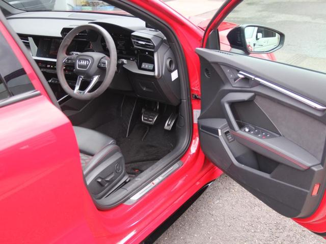 RS3スポーツバック ベースグレード ファインナッパレザー/RSデザインパッケージレッド/RSダンピングサスペンション/RSスポーツエキゾーストシステム/パノラマサンルーフ/Bang & Olufsen 3Dサウンドシステム(41枚目)