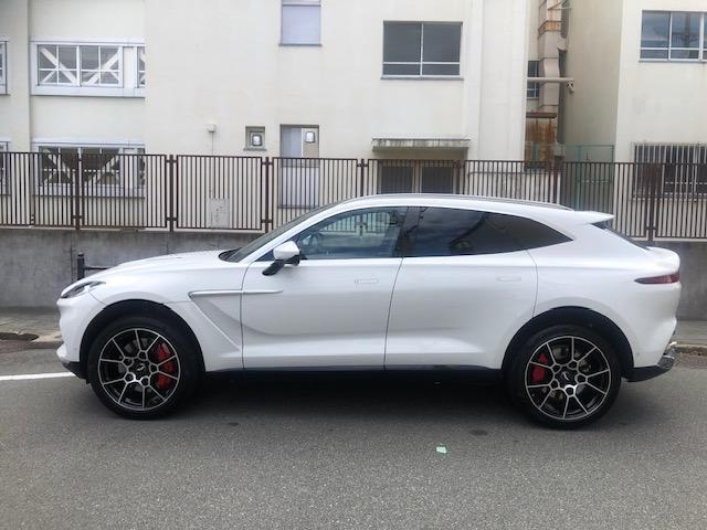 DBX ベースグレード 4、0 V8 4WD 黒革前後ベンチレーションシート シートヒーター ナビ TV 全方位モニター パノラマガラスルーフ パワーテールゲート パドルシフト 22インチアルミ レッドキャリパー(5枚目)