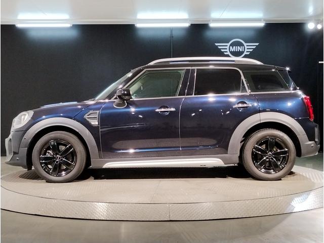 ＭＩＮＩ クーパーＤ　クロスオーバー　クラシック・トリム　１オーナー　後期モデル　液晶メーター　衝突軽減ブレーキ　バックカメラ　アンビエントライト　パーキングアシスト　シートヒーター　ＬＥＤヘッドライト　クルーズコントロール　Ｂｌｕｅｔｏｏｔｈ　ミラーＥＴＣ（5枚目）