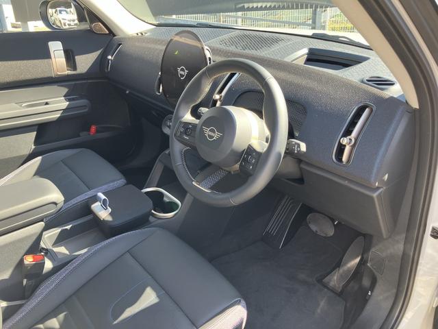 ＭＩＮＩ カントリーマンＥ　クラシック・トリム　弊社元デモカー　Ｍパッケージ　Ｈａｒｍａｎｋａｒｄｏｎ　ハーフレザーシート　シートヒーター　ハンドルヒーター　ヘッドアップディスプレイ　純正ＨＤＤナビ　全周囲カメラ　電動シート　電動リアゲート　ＬＥＤ（9枚目）