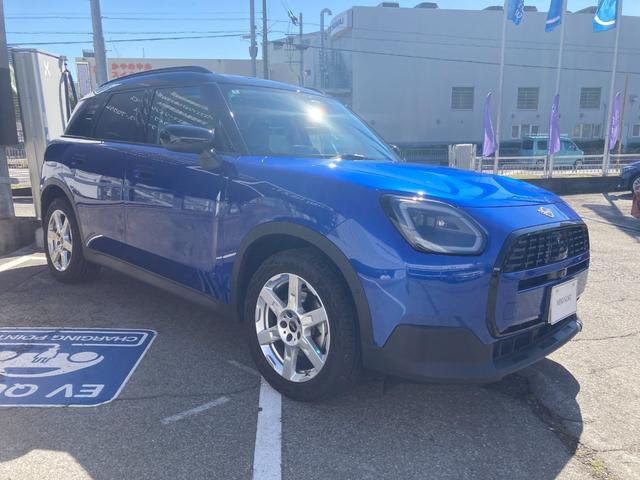ＭＩＮＩ カントリーマンＤ　クラシック・トリム　弊社デモレンタ　メモリ機能付パワーシート　運転席マッサージ機能　ハーマンカードンサウンド　シートヒーター　ステアリングヒーターヘッドアップディスプレイ　追従型クルコン　全周囲カメラ　バックカメラ（6枚目）