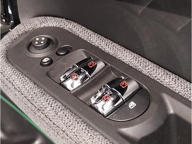 MINI クーパーDクロスオーバープレミアム+Pクラシクトリム 後期モデル 1オーナー シートヒーター ハーフレザーシート デジタルメーター 電動リアゲート アクティブクルーズコントロール 純正HDDナビ バックカメラ 障害物センサー LED ETC 純正17AW(39枚目)
