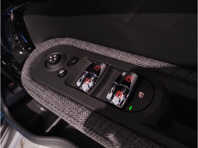 ＭＩＮＩ クーパーＤクロスオーバープレミアム＋Ｐクラシクトリム　後期モデル　電動リアゲート　追従式クルーズコントロール　液晶メーター　バックカメラ　ＬＥＤヘッドライト　衝突軽減ブレーキ　コーナーセンサー　シートヒーター　純正ナビ　ワイヤレス充電（40枚目）