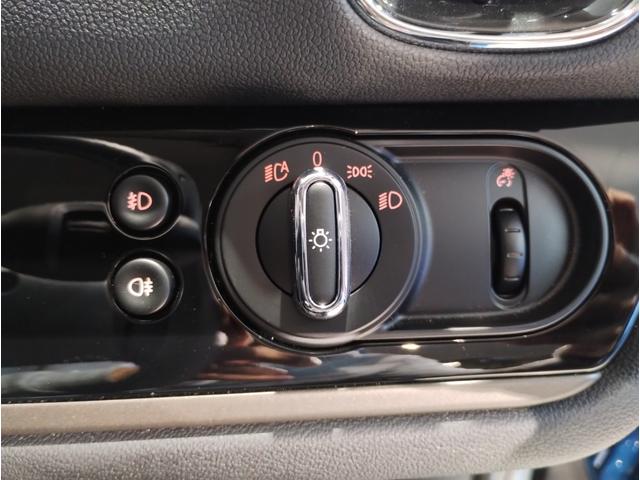 ＭＩＮＩ クーパーＤクロスオーバープレミアム＋Ｐクラシクトリム　後期モデル　電動リアゲート　追従式クルーズコントロール　液晶メーター　バックカメラ　ＬＥＤヘッドライト　衝突軽減ブレーキ　コーナーセンサー　シートヒーター　純正ナビ　ワイヤレス充電（45枚目）