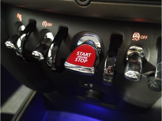 ＭＩＮＩ クーパーＤクロスオーバープレミアム＋Ｐクラシクトリム　後期モデル　電動リアゲート　追従式クルーズコントロール　液晶メーター　バックカメラ　ＬＥＤヘッドライト　衝突軽減ブレーキ　コーナーセンサー　シートヒーター　純正ナビ　ワイヤレス充電（50枚目）