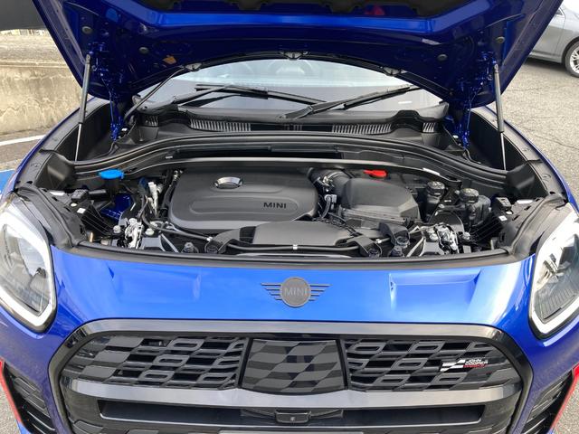 MINI ジョンクーパーワークス カントリーマンオール4JCW 弊社デモカー JCW専用20インチアルミ メモリ機能付パワーシート シートヒーター ヘッドアップディスプレイ パドルシフト ワイヤレス充電 LEDヘッドライト 追従型クルコン JCW専用キャリパー(17枚目)