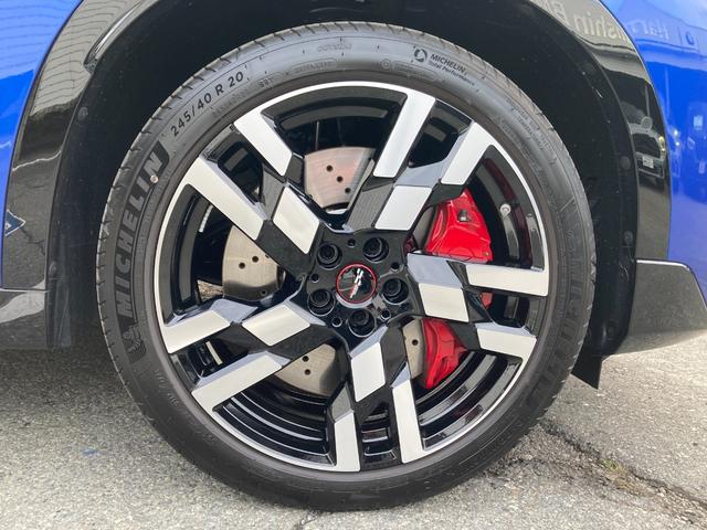 MINI ジョンクーパーワークス カントリーマンオール4JCW 弊社デモカー JCW専用20インチアルミ メモリ機能付パワーシート シートヒーター ヘッドアップディスプレイ パドルシフト ワイヤレス充電 LEDヘッドライト 追従型クルコン JCW専用キャリパー(21枚目)
