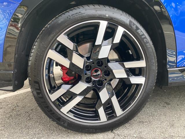 MINI ジョンクーパーワークス カントリーマンオール4JCW 弊社デモカー JCW専用20インチアルミ メモリ機能付パワーシート シートヒーター ヘッドアップディスプレイ パドルシフト ワイヤレス充電 LEDヘッドライト 追従型クルコン JCW専用キャリパー(22枚目)