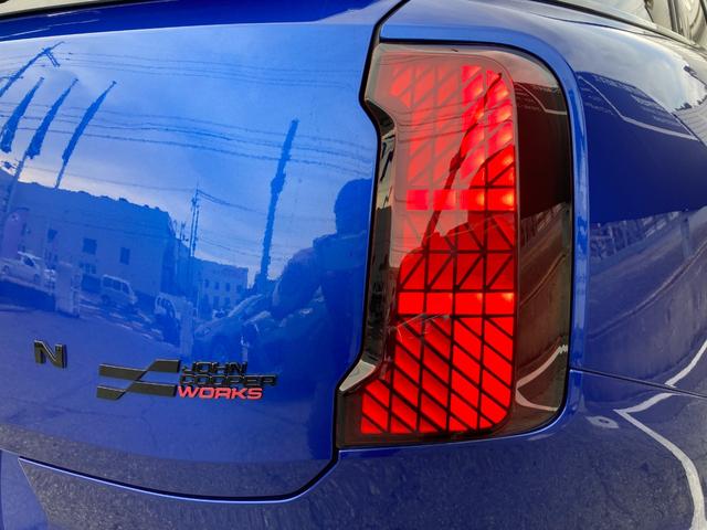 MINI ジョンクーパーワークス カントリーマンオール4JCW 弊社デモカー JCW専用20インチアルミ メモリ機能付パワーシート シートヒーター ヘッドアップディスプレイ パドルシフト ワイヤレス充電 LEDヘッドライト 追従型クルコン JCW専用キャリパー(28枚目)