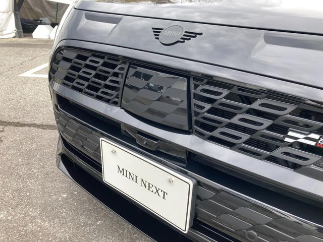 MINI ジョンクーパーワークス カントリーマンオール4JCW 弊社元デモカー 1オーナー 全周囲カメラ 電動リアゲート 電動シート パドルシフト 追従式クルーズコントロール ヘッドアップディスプレイ JCWパフォーマンスブレーキ Lパッケージ プライバシーガラス(6枚目)