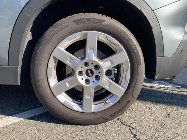 MINI カントリーマンD クラシック・トリム 弊社デモカー ヘッドアップディスプレイ シートヒーター ステアリングヒーター 純正18インチアルミ 電動リアゲート 追従型クルーズコントロール 全周囲カメラ ワイヤレス充電 LEDヘッドライト U25(20枚目)