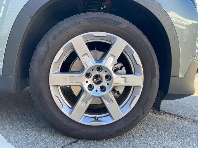 MINI カントリーマンD クラシック・トリム 弊社デモカー ヘッドアップディスプレイ シートヒーター ステアリングヒーター 純正18インチアルミ 電動リアゲート 追従型クルーズコントロール 全周囲カメラ ワイヤレス充電 LEDヘッドライト U25(21枚目)