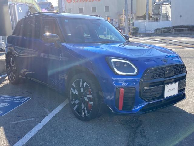 MINI ジョンクーパーワークス カントリーマンオール4JCW 弊社デモカー JCW専用シート メモリ機能付パワーシート シートヒーター JCW専用キャリパー 追従型クルコン ワイヤレス充電 全周囲カメラ 電動リアゲート ヘッドアップディスプレイ パドルシフト(6枚目)