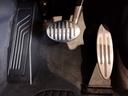 【機能的なコントロール・パネル】ドライバーがより直感的に操作できる様、コントローラーとスイッチ類を統合。きわめて高度な機能性と快適な操作フィーリングを実現しました☆