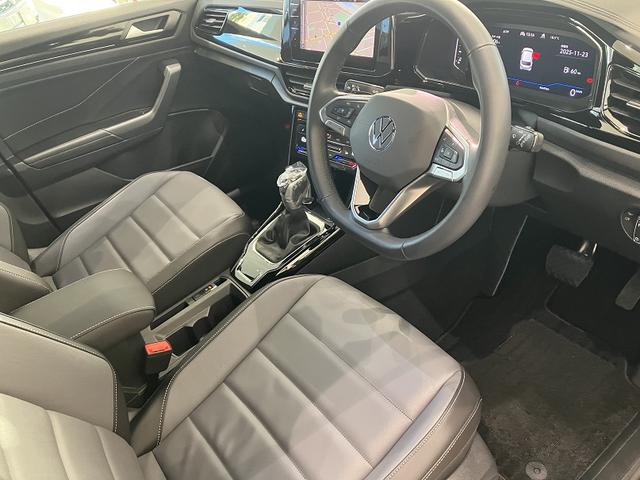 Ｔ－ロック ＴＳＩ　ブラックスタイル　Ｎａｖｉ　レザーシート　フォルクスワーゲン純正インフォテイメントシステム　パークディスタンスコントロール　ドライブレコーダー　ＬＥＤマトリックスヘッドライト　パワーテールゲート　アルミホイール（13枚目）