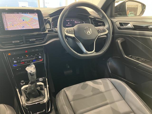 Ｔ－ロック ＴＳＩ　ブラックスタイル　Ｎａｖｉ　レザーシート　フォルクスワーゲン純正インフォテイメントシステム　パークディスタンスコントロール　ドライブレコーダー　ＬＥＤマトリックスヘッドライト　パワーテールゲート　アルミホイール（15枚目）